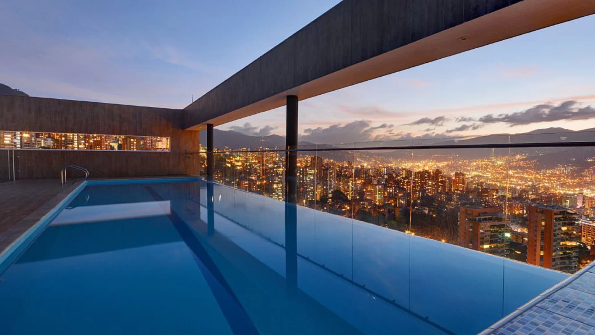 Penthouse with Infinity Pool and Private Jacuzzi with Stunning City Views and Modern Style for Sale – 20803