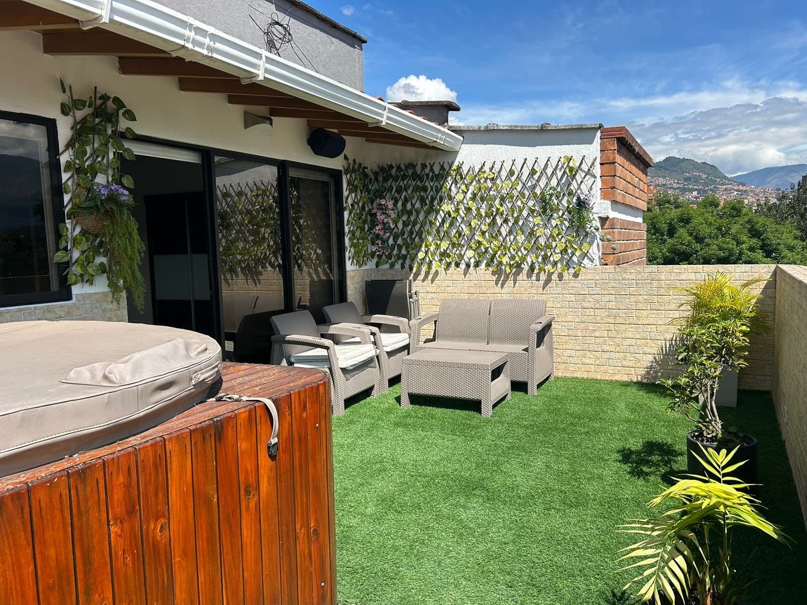 298m² Luxury Smart Penthouse in Laureles | Terrace, Jacuzzi and Private Bar | Airbnb Allowed