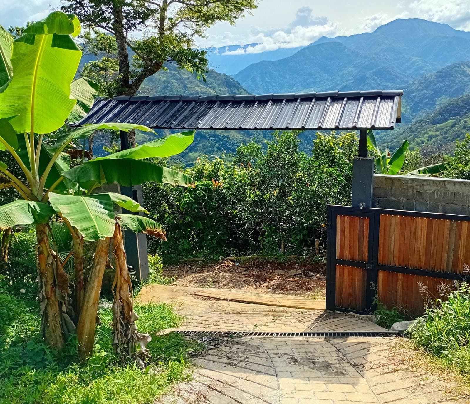 Modern Off-Grid Ranch in Cocorná | 3 Hectares with Waterfall and Development Potential
