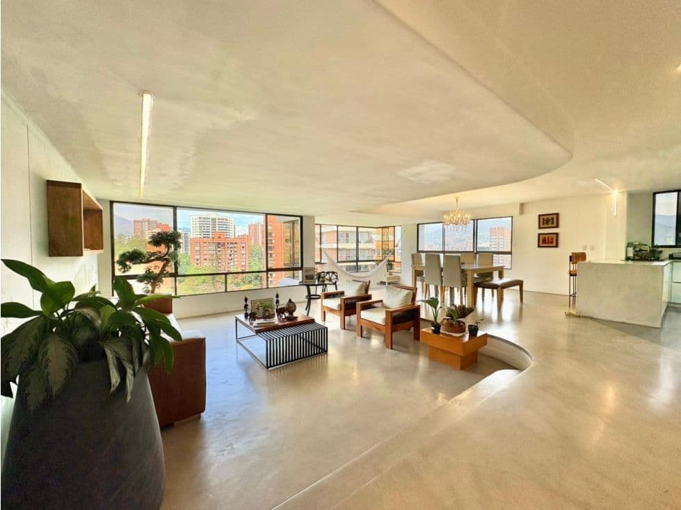 For sale: spacious remodeled apartment in Los Parra (El Poblado)